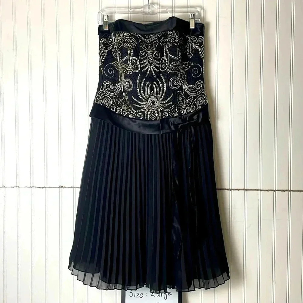 Beautiful Kay Unger Black Beaded Bodice Dress with Silk Accents. Size 6.
